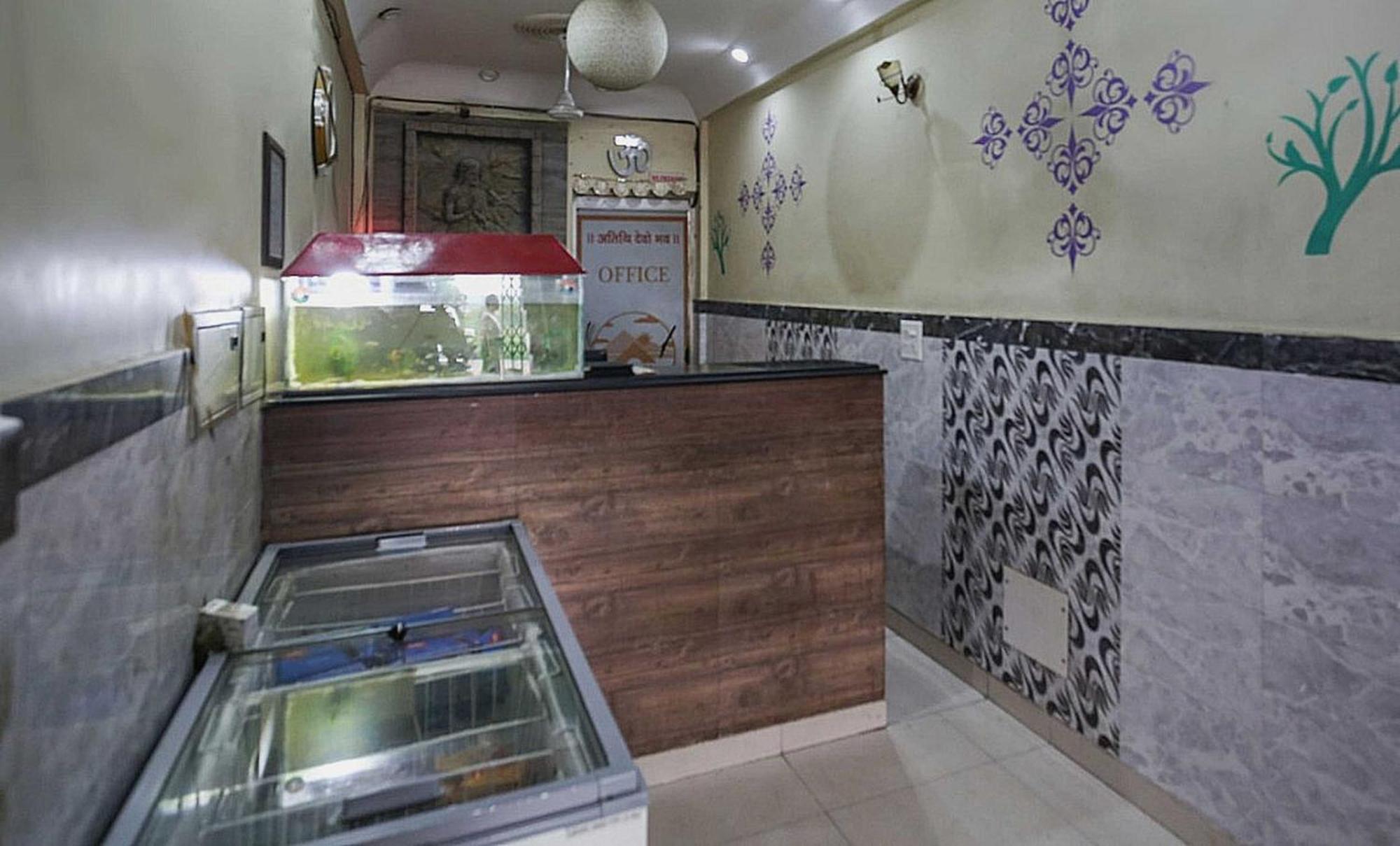 OYO 82777 Hotel Alfa Amb Buitenkant foto